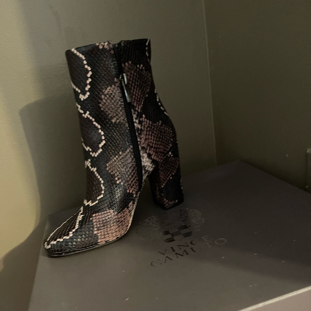 Vince Camuto 5.5 snake multi